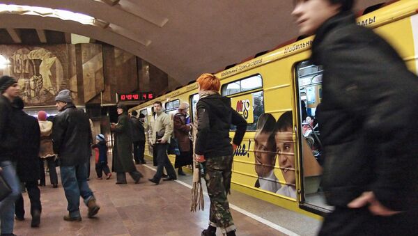 Пассажиры на одной из станций Новосибирского метро. Архив