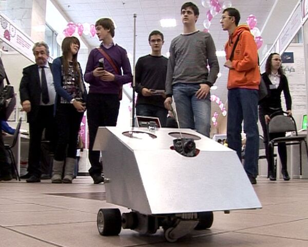 Российские школьники создали робота-шпиона и электромагнитный пистолет