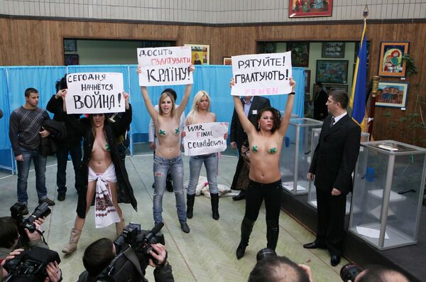 Участницы женского движения FEMEN во время акции протеста на избирательном участке в Киеве