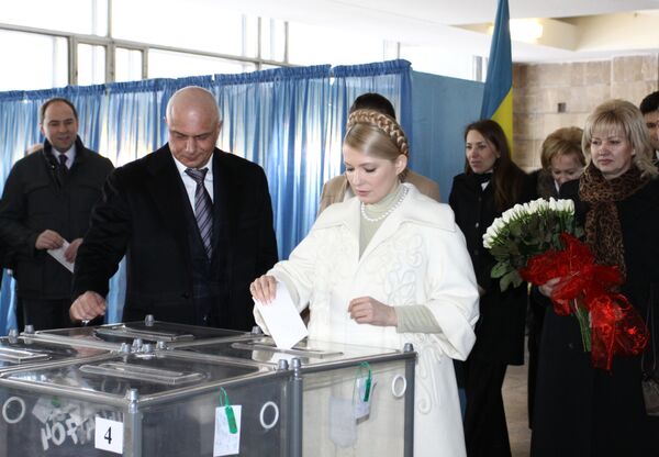 Премьер-министр, кандидат в президенты Украины Юлия Тимошенко приняла участие в голосовании в день выборов президента Украины