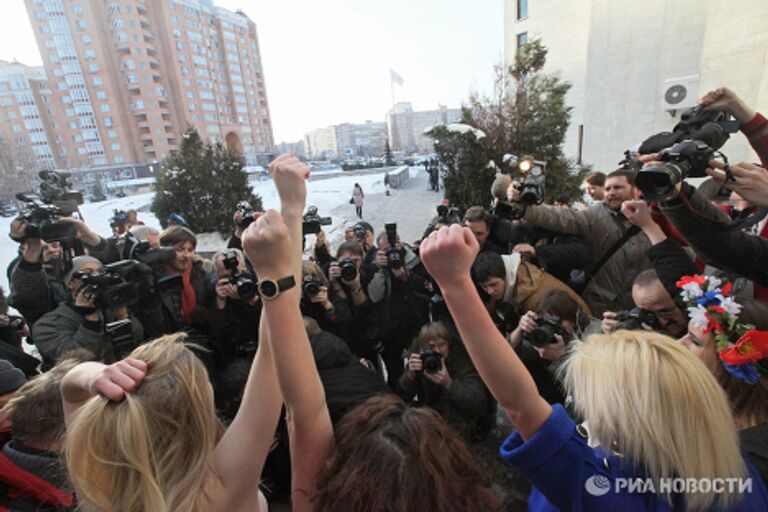 Участницы женского движения FEMEN на избирательном участке в Киеве