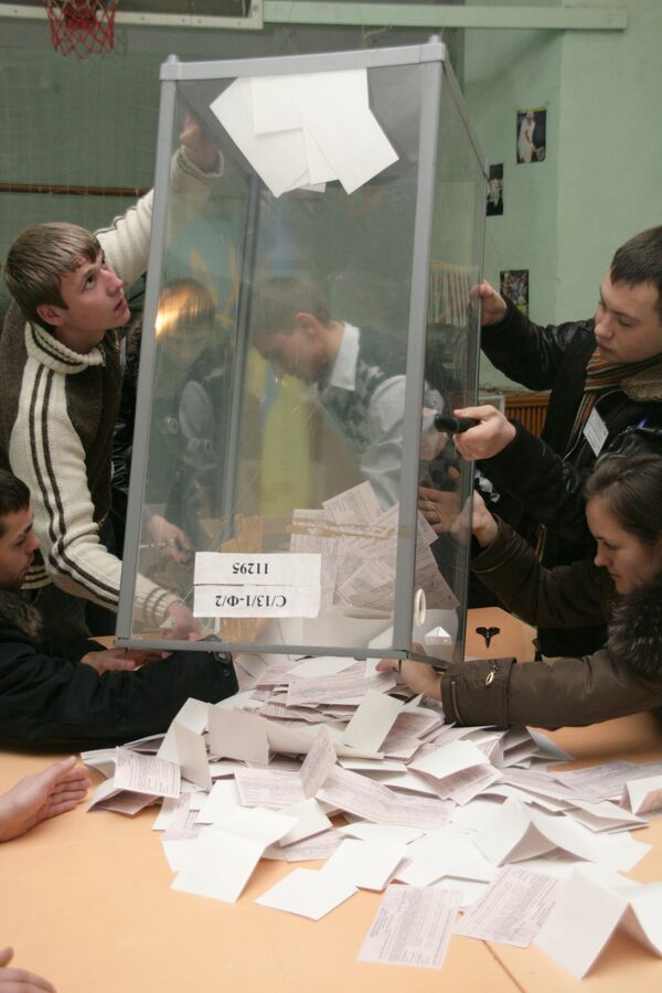 Подсчет голосов на одном из избирательных участков города Львова