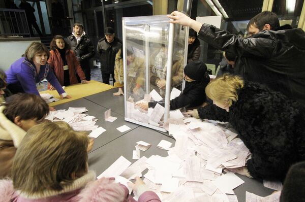 Подсчет голосов на одном из избирательных участков города Киева