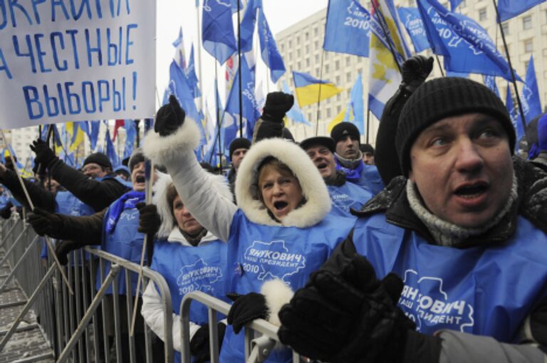 Митинг сторонников Виктора Януковича у здания ЦИК Украины