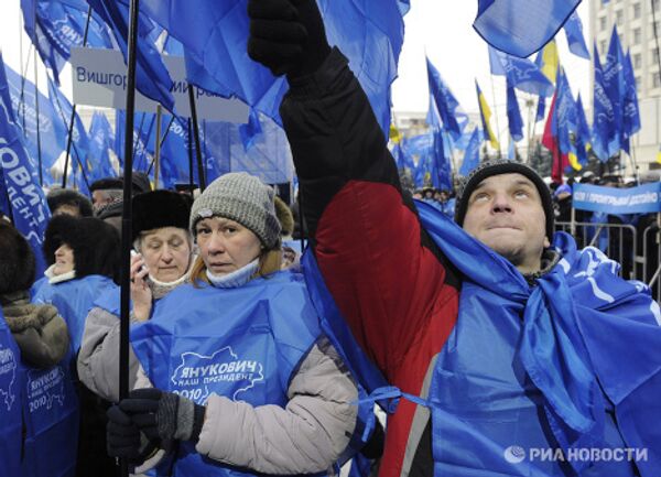 Митинг сторонников Виктора Януковича у здания ЦИК Украины