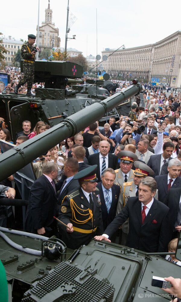 Президент Украины Виктор Ющенко во время военного парада в Киеве
