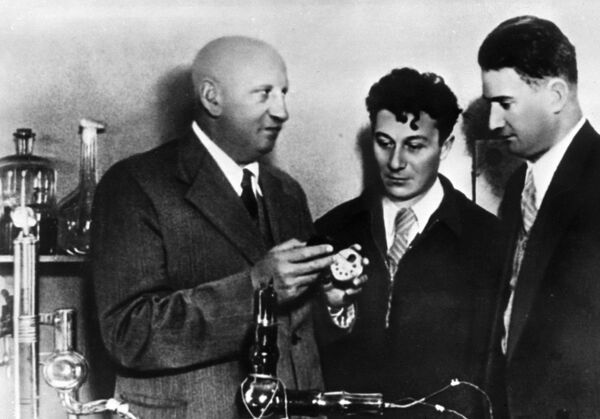 Крупнейшие советские физики (слева направо): Абрам Иоффе, Абрам Алиханов, Игорь Курчатов