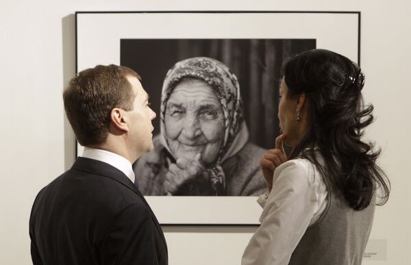 Президент РФ посетил выставку Лучшие фотографии России 2009