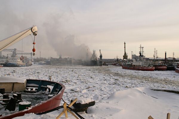 Теплоход Алушта горит на судоремонтном заводе Красная Кузница