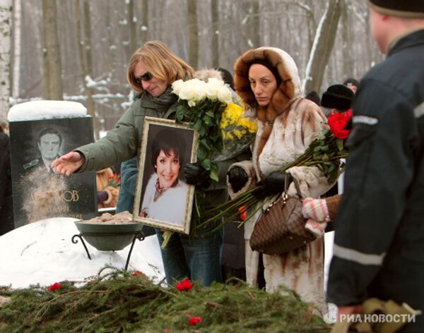 Отпевание и похороны актрисы Анны Самохиной на Смоленском кладбище.