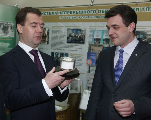 Президент РФ Дмитрий Медведев (слева) в Томском политехническом университете. Архив