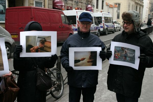 Пикет, который прошел возле посольства Узбекистана в Париже   