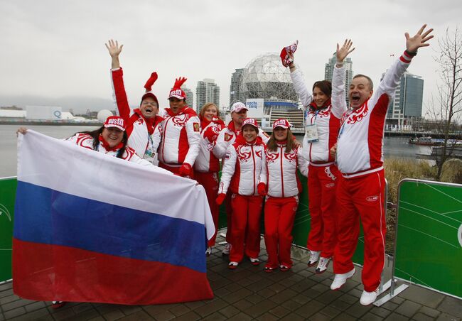 Церемония поднятия российского флага в Ванкувере