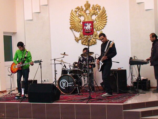 Рок-группа Kabul dreams выступает в российском посольстве в Афганистане