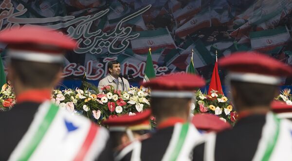 Президент Ирана Махмуд Ахмадинежад выступает на церемонии по случаю 31-й годовщины Исламской революции в Тегеране