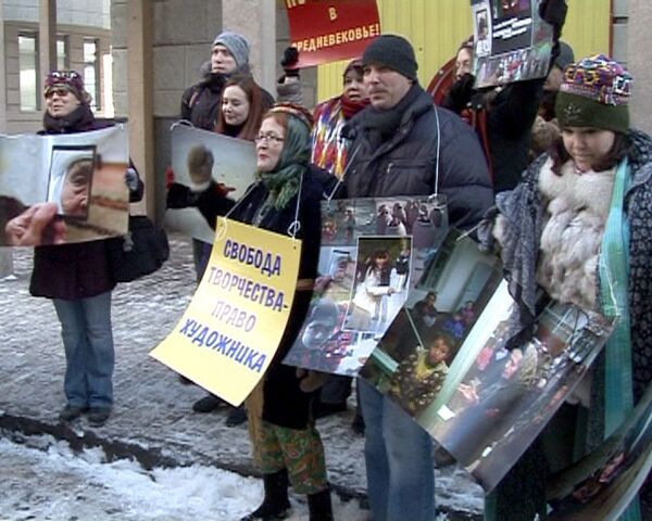 Пикет против гонений на Умиду Ахмедову прошел в Москве  