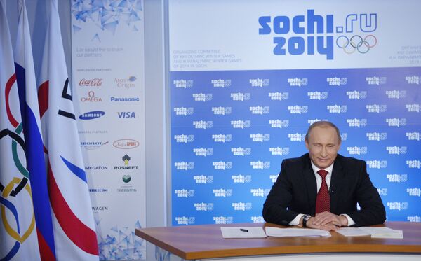 Премьер-министр России Владимир Путин провел телемост из Сочи с Русским домом в Ванкувере