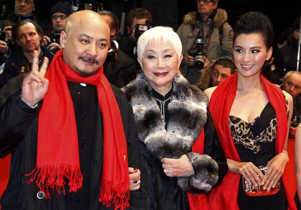 Китайский режиссер Вань Чуанань, актрисы Лиза Лу и Моника Мо на церемонии открытия 60-го Берлинского кинофестиваля