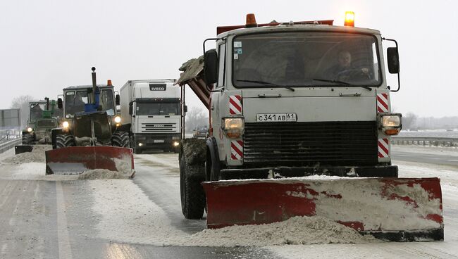 Работы по разблокированию автомобильной пробки на трассе М-4, архивное фото