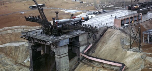 Установка ракеты-носителя с космическим кораблем Союз-10