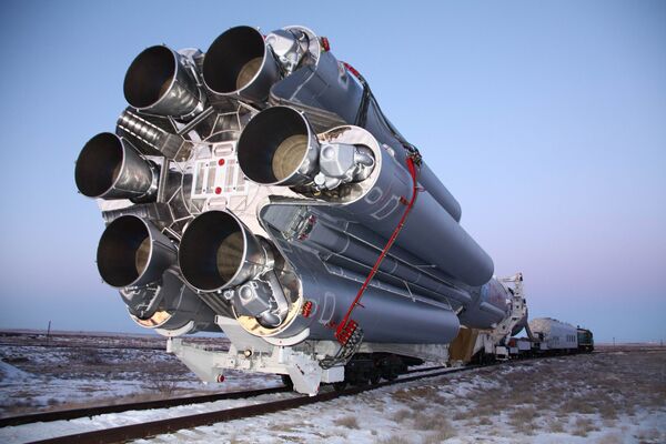 Подготовка к запуску ракеты Протон-М с космическим аппаратом Интелсат-16 на Байконуре