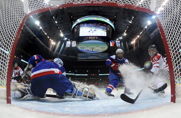 Сборная Канады против команды Словакии в матче группового турнира Олимпиады в Ванкувере по хоккею