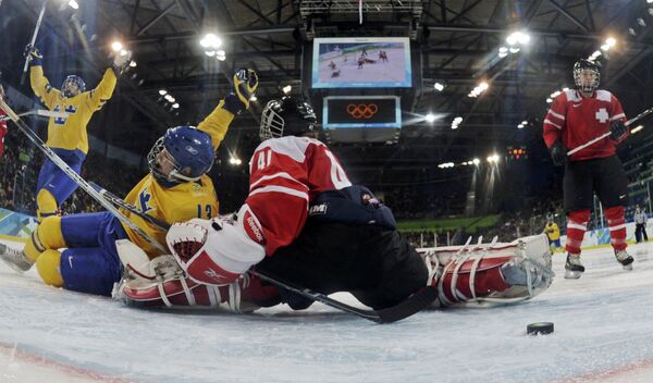 Сборная Швеции против команды Швейцарии в матче группового турнира Олимпиады в Ванкувере по хоккею