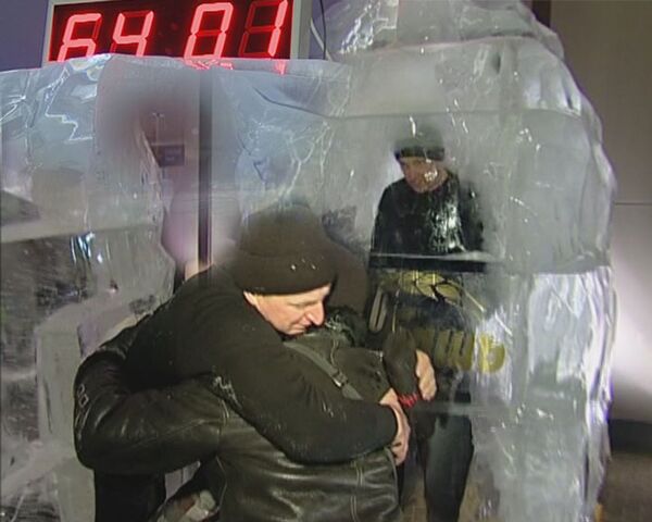 Фокусник попал в реанимацию, простояв 64,5 часа в ледяном кубе 