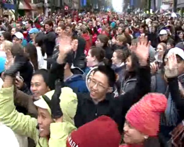 Флэшмоб олимпийского масштаба: тысячи танцующих людей в центре Ванкувера