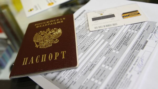 Паспорт и сим-карта. Архивное фото