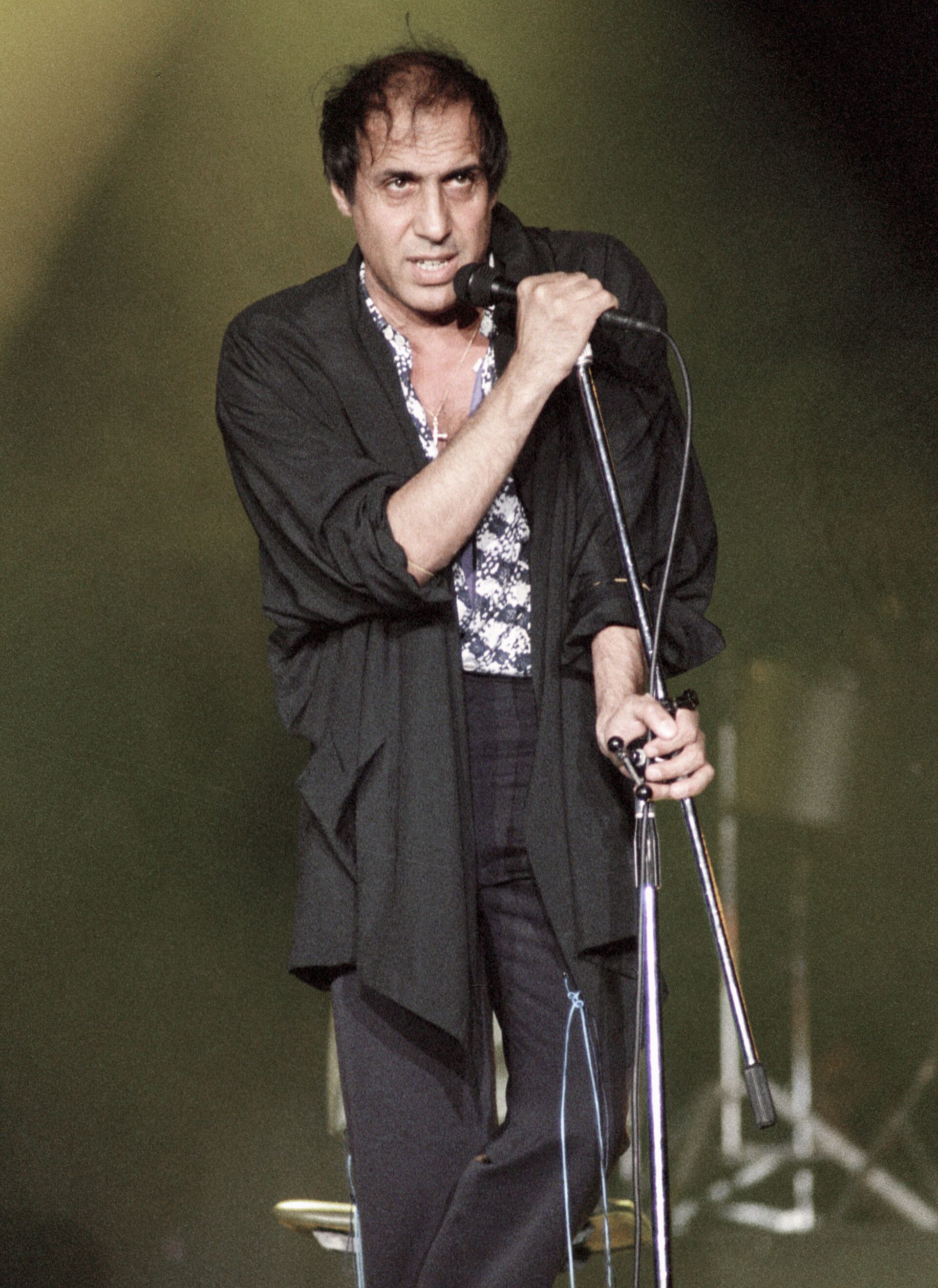 Итальянский певец и киноактер Адриано Челентано поет на сцене спорткомплекса Олимпийский Итальянский певец и киноактер Адриано Челентано поет на сцене спорткомплекса Олимпийский - РИА Новости, 1920, 21.08.2025