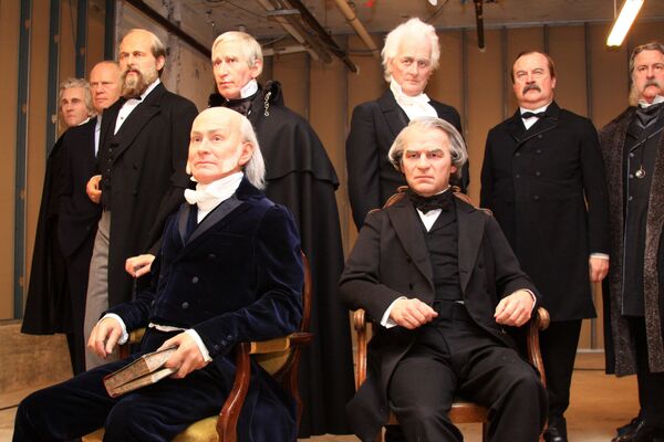 Выполненные из воска девять американских президентов  в музее мадам Тюссо. Архив