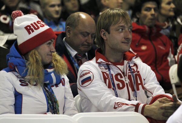 Евгений Плющенко с супругой Яной Рудковской после выступлений в короткой программе на XXI зимних Олимпийских играх