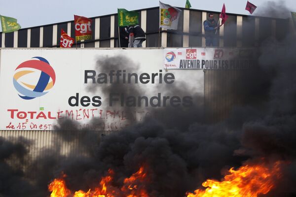 Сотрудники всех НПЗ Total во Франции начали забастовку