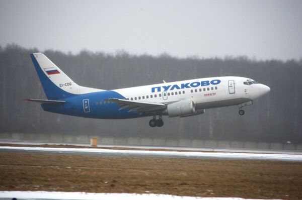 Boeing 737—500 авиапредприятия Пулково, которое входит в ГТК Россия, на взлетной полосе аэропорта Домодедово. Архив