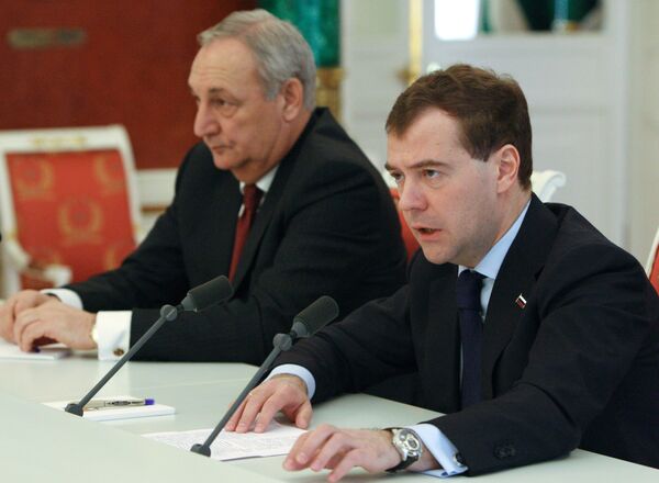 Президент РФ Д.Медведев и президент Абхазии С.Багапш