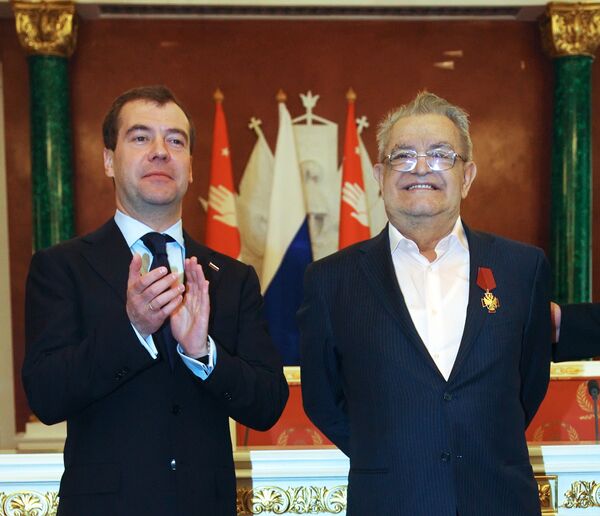 Президент России Дмитрий Медведев и писатель Фазиль Искандер
