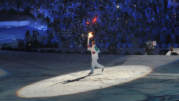 Известный канадский хоккеист Уэйн Гретцки на церемонии зажжения олимпийского огня. Архивное фото