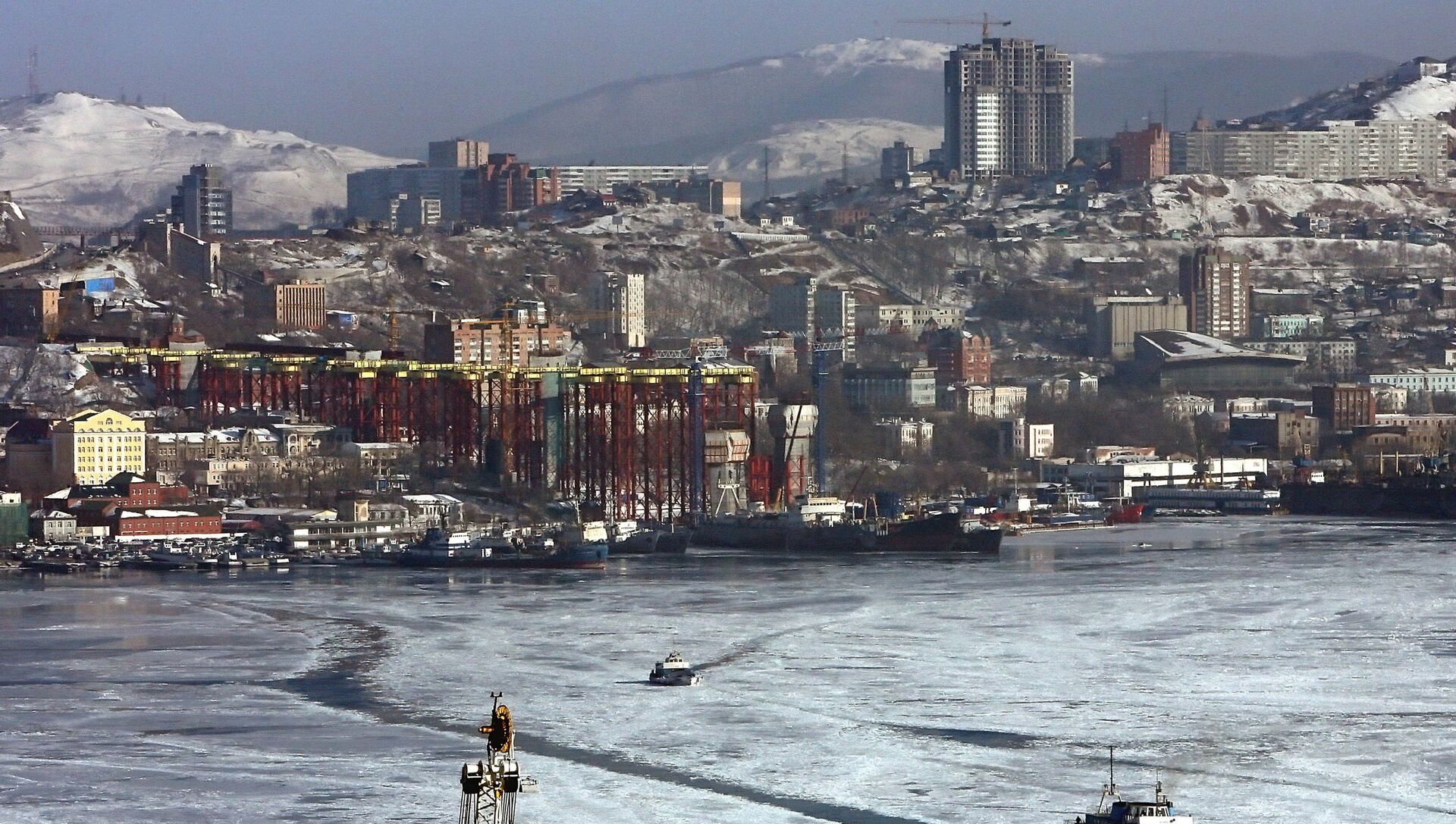 Владивосток граница с китаем. Порт Владивосток бухта зимой. Владивосток замерзающий порт. Владивосток-Ченнаи. Порт Владивостока замерзает.