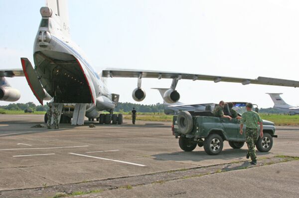 Самолет с российским военнослужащими и техникой разгружаются в аэропорту Сухуми