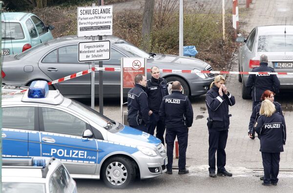 Немецкая полиция около профессионально-технического училища в городе Людвигсхафен, где учащийся застрелил учителя.