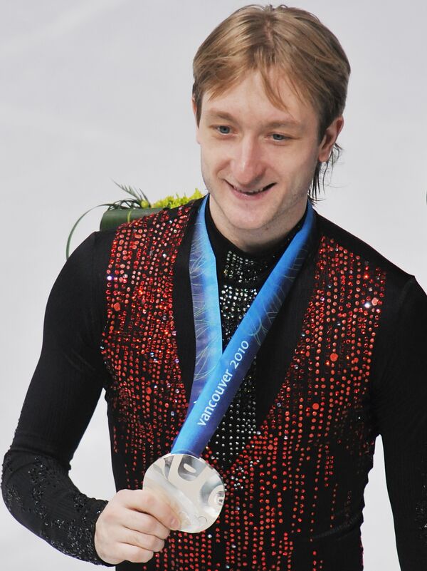 Российский фигурист Евгений Плющенко, завоевавший серебряную медаль на соревнованиях по фигурному катанию среди мужчин на XXI зимних Олимпийских играх, во время церемонии награждения.