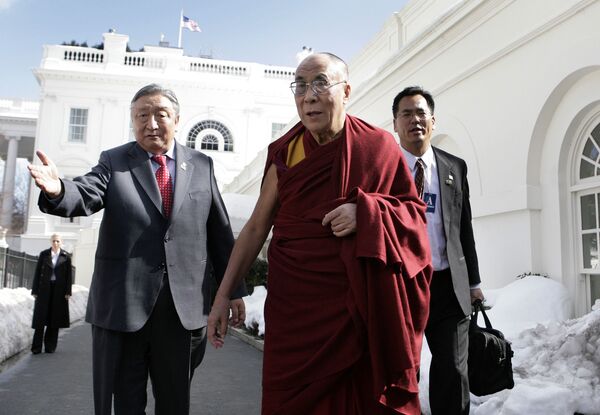 Далай-лама возле Белого дома после встречи с президентом США Бараком Обамой