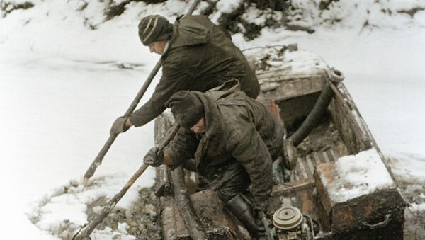 Рабочие разбивают лед, чтобы собрать разлившуюся нефть. Архивное фото