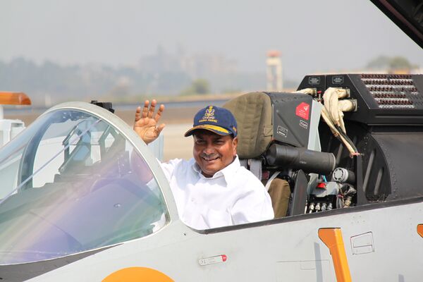 Министр обороны Индии А.К.Энтони в кабине российского палубного истребителя МиГ-29К