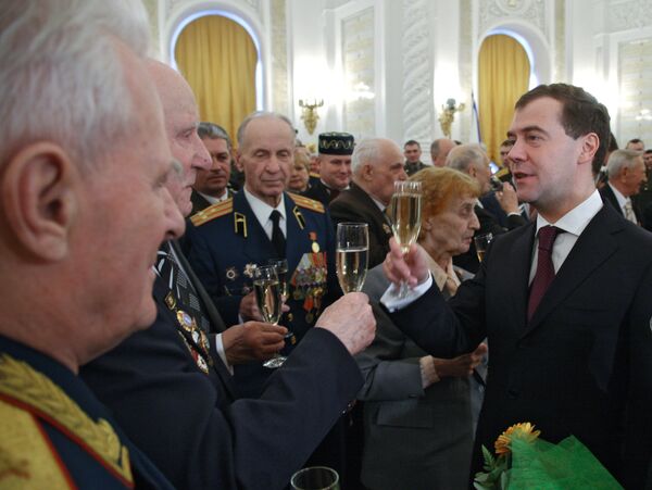 Президент РФ Д.Медведев вручил в Кремле госнаграды ветеранам ВОВ и военнослужащим. Архив