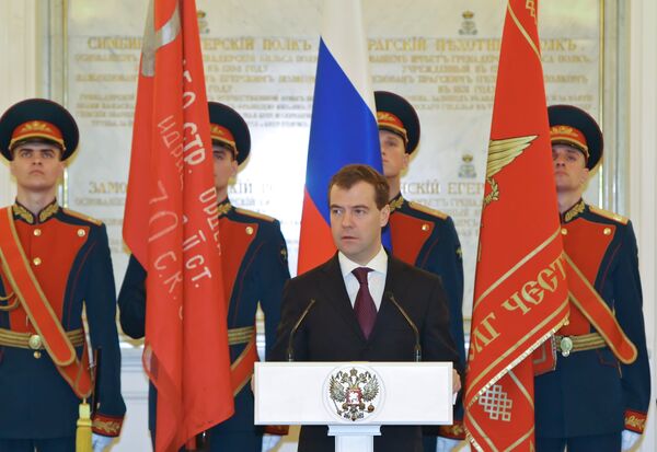Президент РФ Д.Медведев вручил в Кремле госнаграды ветеранам ВОВ и военнослужащим