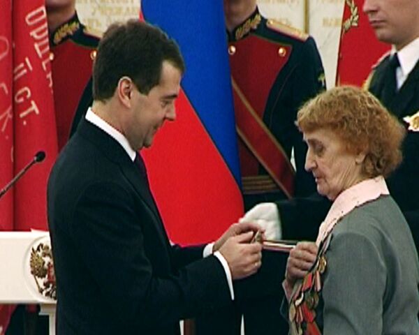 Медведев вручил ветеранам затерявшиеся во времени награды 