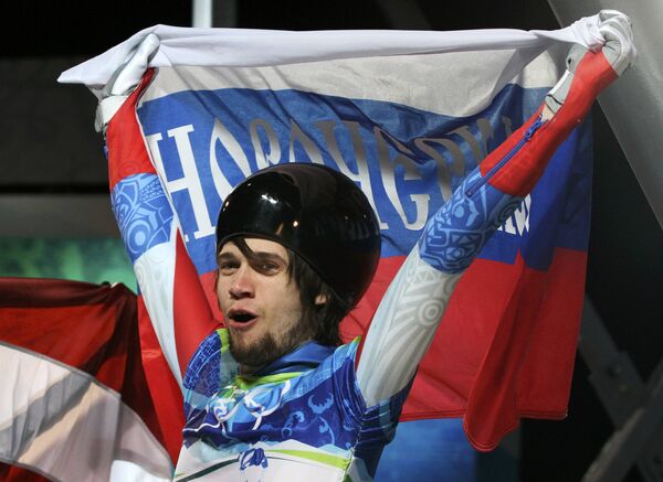 Александр Третьяков радуется бронзовой медали,  завоеванной в соревнованиях по скелетону