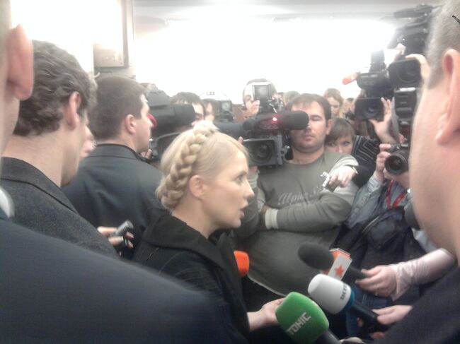 Тимошенко отвечает на вопросы журналистов в зале суда, где рассматривается ее иск